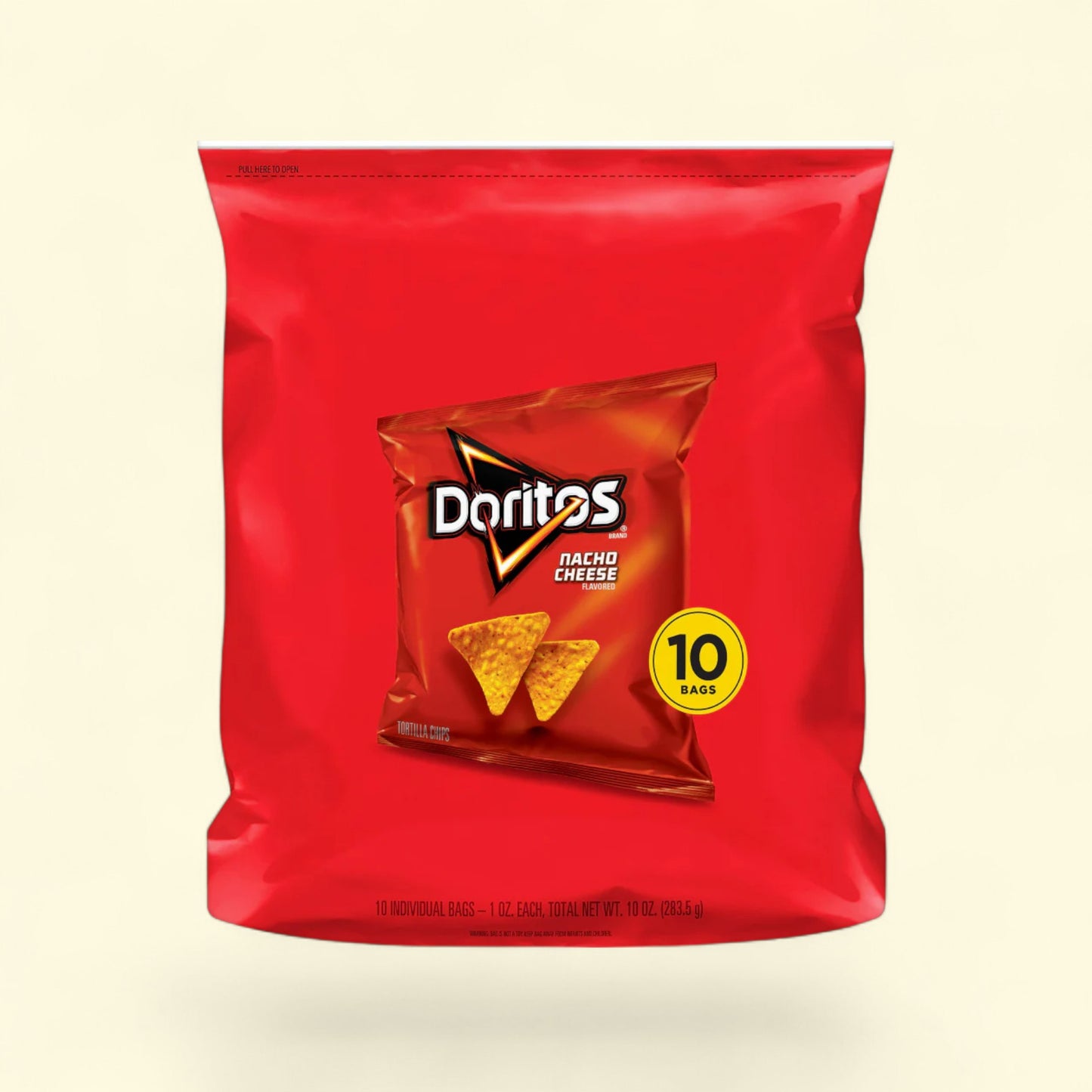 Un sac rouge de chips Doritos au fromage nacho sur fond beige
