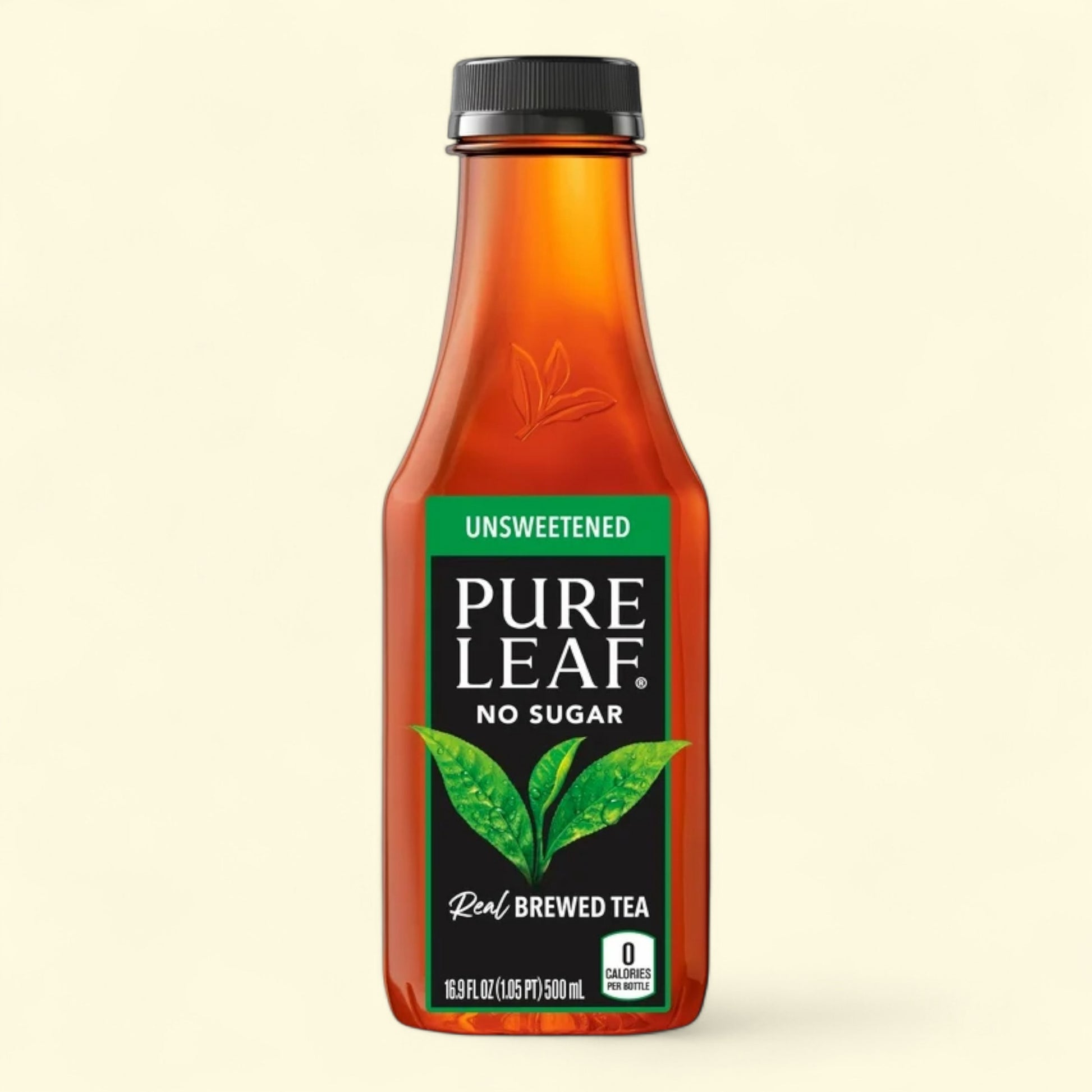 Une bouteille de thé Pure Leaf non sucré sur fond beige