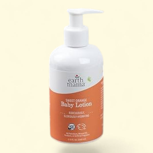 Flacon de lotion pour bébé à l'orange douce Earth Mama sur fond beige
