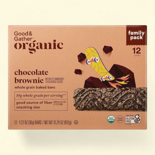 Paquet familial de barres de brownie au chocolat bio Good & Gather sur fond beige